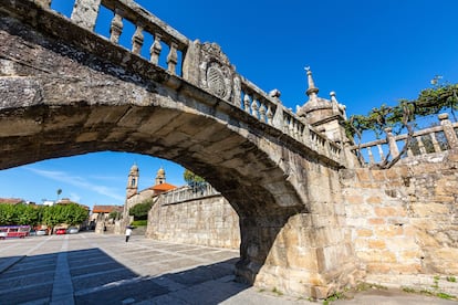 38. Pontevedra: Plaza de Fefiñáns en Cambados.