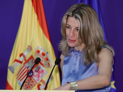 La vicepresidenta segunda del Gobierno y ministra de Trabajo y Economía Social , Yolanda Díaz , tras recoger el ‘Premio cermi.es 2021’, otorgado por el Comité Español de Representantes de Personas con Discapacidad (CERMI) en la categoría institucional, al Ministerio de Trabajo y Economía Social, este jueves en Madrid.