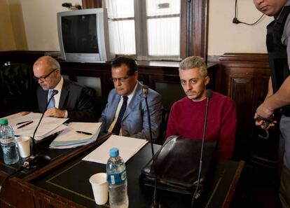 Santiago Corona, mirando a cámara, condenado a prisión perpetua por matar a su suegro.