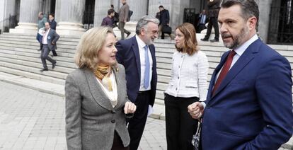 La vicepresidenta primera, Nadia Calviño, junto al presidente de la CNMV, Rodrigo Buenaventura.