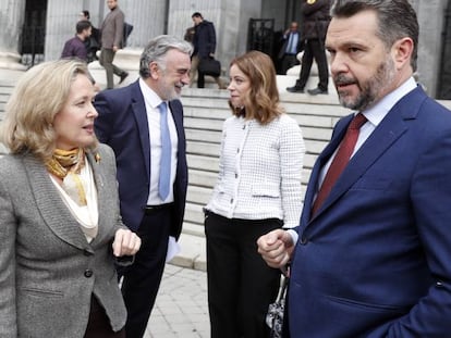 La vicepresidenta primera, Nadia Calviño, junto al presidente de la CNMV, Rodrigo Buenaventura.