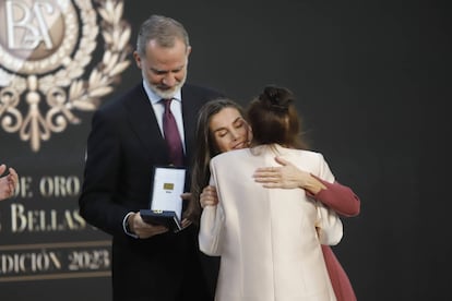 Felipe VI y la reina Letizia, abrazando a la actriz Gemma Cuervo, durante la entrega de Medallas de Oro de las Bellas Artes, el miércoles 27 en Sevilla.
