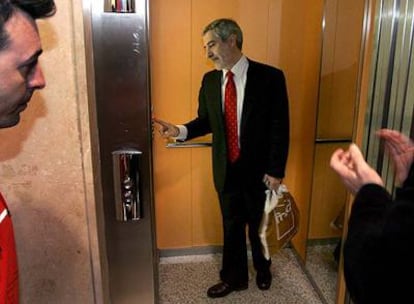 Gaspar Llamazares, anoche tras conocer los resultados de su formación, que pierde tres escaños.