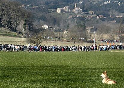 Parte de la columna de manifestantes que recorrió ayer la Vall d&#39;en Bas para pedir la paralización del túnel de Bracons.