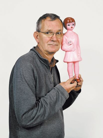 <b>Martin Parr, sosteniendo una muñeca rosa de Albania que compró en 1989. Un <i>souvenir</i> comunista de su colección que ahora comparte con los lectores de <i>Colors.</i></b>