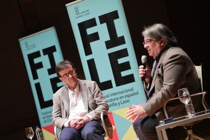 Javier Cercas escucha a Jesús Ruiz Mantilla en la jornada inaugural del Festival Literario de Castilla y León celebrada en Valladolid.