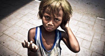 Un niño pide dinero en Poipet, en la frontera entre Camboya y Tailandia.