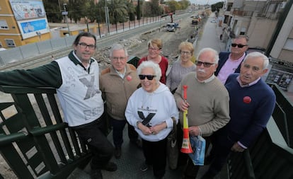 Miembros de la plataforma. Desde la izquierda, Paco Ruiz, Joaquín Contreras, Ana Jiménez, Francisco Jara y Pepe Esparcia. Detrás, Carmen Tomás, Carmen Pellicer y José Antonio Espín, junto a las obras, en abril de 2019.