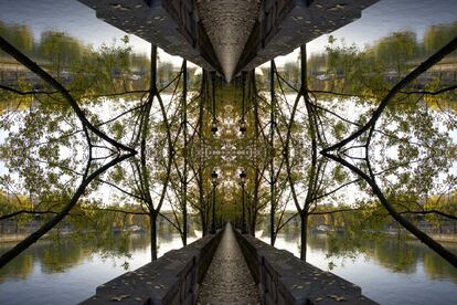 Esta fotografía fue realizada en 2013 en Île de Saint Louis, Paris. Las calles de la capital francesa le han mostrado los secretos que más le han marcado. El autor representa la sensación de estar entre el cielo y la tierra, y que el momento siempre se repita.