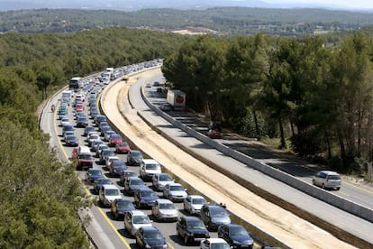 Numerosos coches, retenidos en la AP-7 en sentido sur, poco antes del peaje de Tarragona. EFE/Archivo