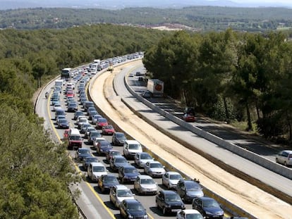 Numerosos coches, retenidos en la AP-7 en sentido sur, poco antes del peaje de Tarragona. EFE/Archivo