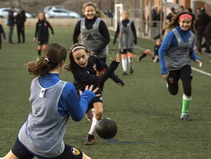 Niñas contra niños jugando al fútbol… y ganando