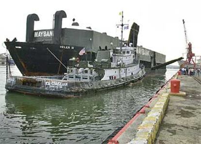 El buque estadounidense <i>Helen III</i> descarga mercancías en el puerto de La Habana el pasado mes de julio.