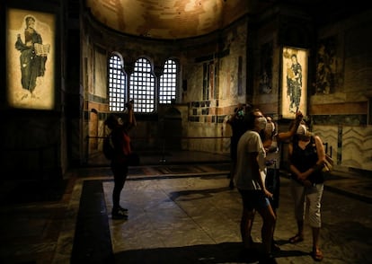 Turistas con mascarillas visitan la Iglesia de San Salvador de Cora, en Estambul.