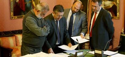 El secretario municipal, segundo por la izquierda, con los portavoces de IU, PP y PSOE.