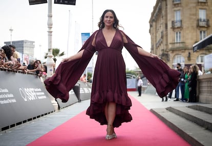 La actriz Karla Sofía Gascón posa, el 19 de septiembre, en la alfombra roja del Festival de Cine de San Sebastián, donde presenta 'Emilia Pérez' en la sección Perlak del certamen. 
