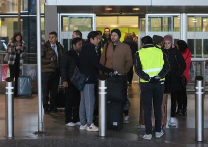 Varias personas esperan un taxi durante la jornada de huelga de taxistas, en el Aeropuerto de Madrid Barajas.