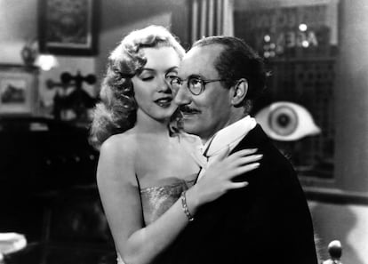 Fotograma de la película 'Amor en conserva' con los actores Groucho Marx y Marilyn Monroe.