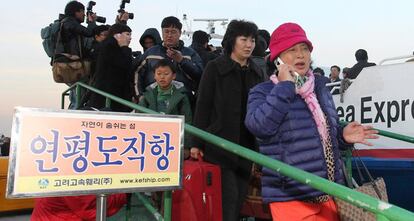 Un grupo de personas, evacuadas de la isla Yeonpyeong, llegan al puerto de Incheon.
