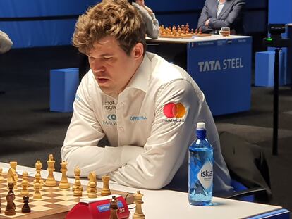 Magnus Carlsen, hoy, al inicio de su partida con Richard Rapport en Wijk aan Zee