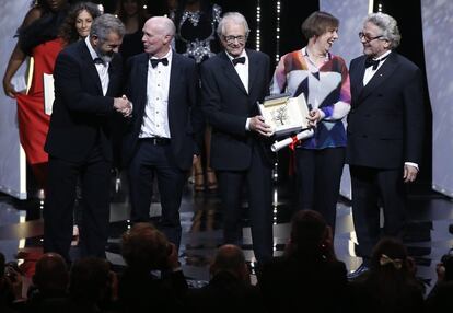 El director británico Ken Loach posa después de recibir la Palma de Oro a la mejor película por 'I, Daniel Blake' durante la ceremonia de clausura del 69º Festival de Cannes.