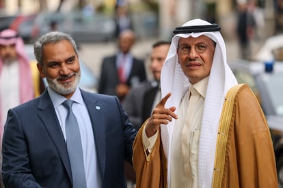El secretario general de la OPEP, Haitham al-Ghais, y el ministro saudí de Energía, Abdulaziz bin Salman, este miércoles en Viena.
