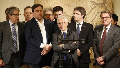 Santi Vidal (c.) amb Homs, Junqueras Rufián, Puigdemont i Mas.