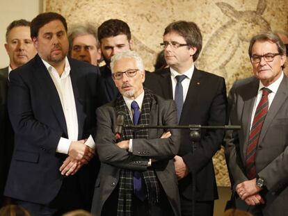 Santi Vidal (c.) amb Homs, Junqueras Rufi&aacute;n, Puigdemont i Mas.