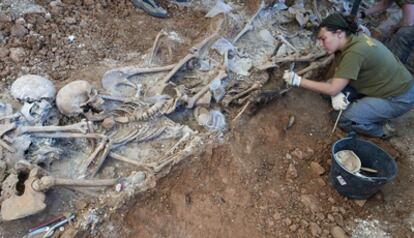 Una arqueóloga trabaja en una fosa del franquismo con 59 cuerpos en Gumiel de Izán (Burgos) el pasado 5 de julio.