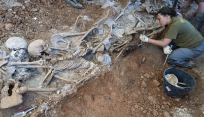 Una arqueóloga trabaja en una fosa del franquismo en Gumiel de Izán (Burgos), en 2019.