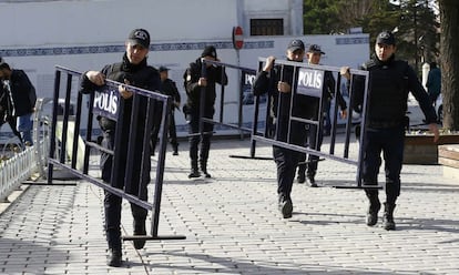 Agents de la policia col·loquen tanques per impedir l'accés a la plaça de Sultanahmet, on s'ha produït l'explosió.