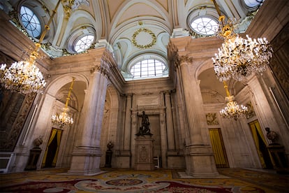 Salón de Columnas. En este salón se han celebrado importantes ceremonias de Estado, entre ellas, el 18 de junio de 2014, la firma de abdicación del rey Juan Carlos I. Al fondo, la escultura de Carlos I dominando al furor, realizada por Barbedienne.