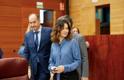 La presidenta de la comunidad de Madrid, Isabel Díaz Ayuso, antes de la sesión de control del pleno de la Asamblea de Madrid celebrado este jueves.