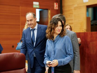 La presidenta de la comunidad de Madrid, Isabel Díaz Ayuso, antes de la sesión de control del pleno de la Asamblea de Madrid celebrado este jueves.