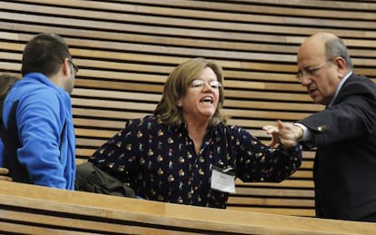 Desalojo de una mujer de la plataforma de discapacitados del hemiciclo de las Cortes Valencianas.