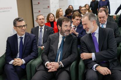 El rey Felipe VI (a la derecha) conversa con el presidente del Consejo del Poder Judicial, Vicente Guilarte (en el centro), en presencia del ministro de Presidencia, Justicia y Relaciones con las Cortes, Félix Bolaños, este jueves, en Madrid.