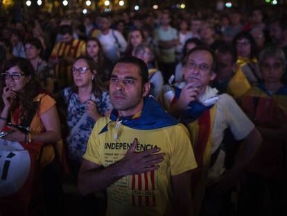 Un grupo de catalanes a favor de la independencia se concentraron a las puertas del Parlament para escuchar el discurso de Puigdemont.