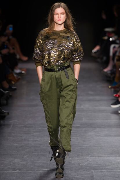 La propuesta militar de Isabel Marant para esta temporada sobre la pasarela.