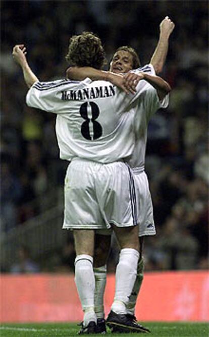 McManaman celebra su gol con Salgado, que le dio el pase.