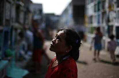 Una mujer visita la tumba de su madre en el cementerio pblico de Navotas, al Norte de Manila, el da de Todos los Santos.