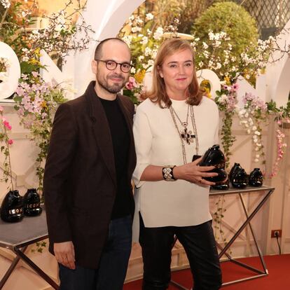 Daniel García, director de ICON, y Assunta Jiménez-Ontiveros, directora de Relaciones Exteriores de Chanel, en la entrega del premio Nueva Masculinidad para Bleu de Chanel Parfum.