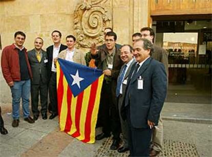 Algunos integrantes de la delegación catalana, ayer en Salamanca frente al Archivo General de la Guerra Civil.