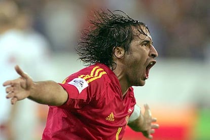 España - Serbia (1-1). Raúl celebra el único gol de la selección española durante el partido de clasificación para el Mundial de Alemania 2006 disputado en el estadio Vicente Calderón en septiembre de 2005.