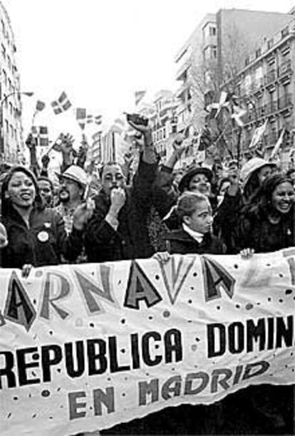 Ciudadanos dominicanos, ayer, en la marcha de Carnaval.