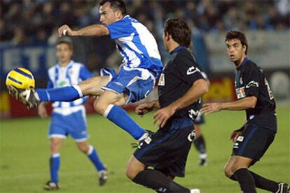 El centrocampista del Málaga Gerardo García despeja el balón ante varios jugadores de la Real Sociedad.