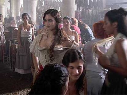 Paz Vega, en un fotograma de <i>Carmen,</i> de Vicente Aranda.