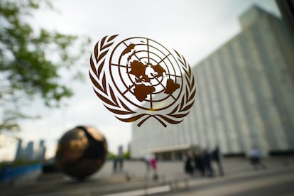 Logo de la ONU en una de las ventanas de su sede en Nueva York.