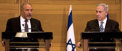Avigdor Lieberman y Benjamín Netanyahu, en el Parlamento israelí.