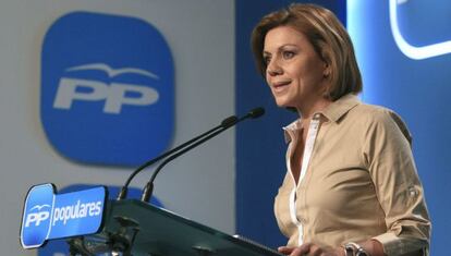 La secretaria general del PP, María Dolores de Cospedal, durante la rueda de prensa en la sede del partido.