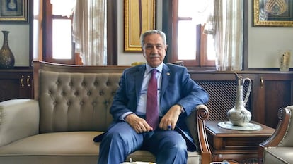 El expresidente del Parlamento turco y exviceprimer ministro B&uuml;lent Arin&ccedil; durante la entrevista con El Pa&iacute;s en Ankara el pasado mayo.